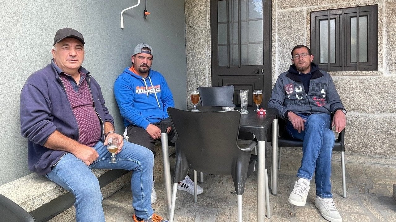 Tres vecinos de Soutelinho da Raia, Humberto, Raul y Pedro, departen en la cafetería 5 Chaves (foto: C.L.M.)