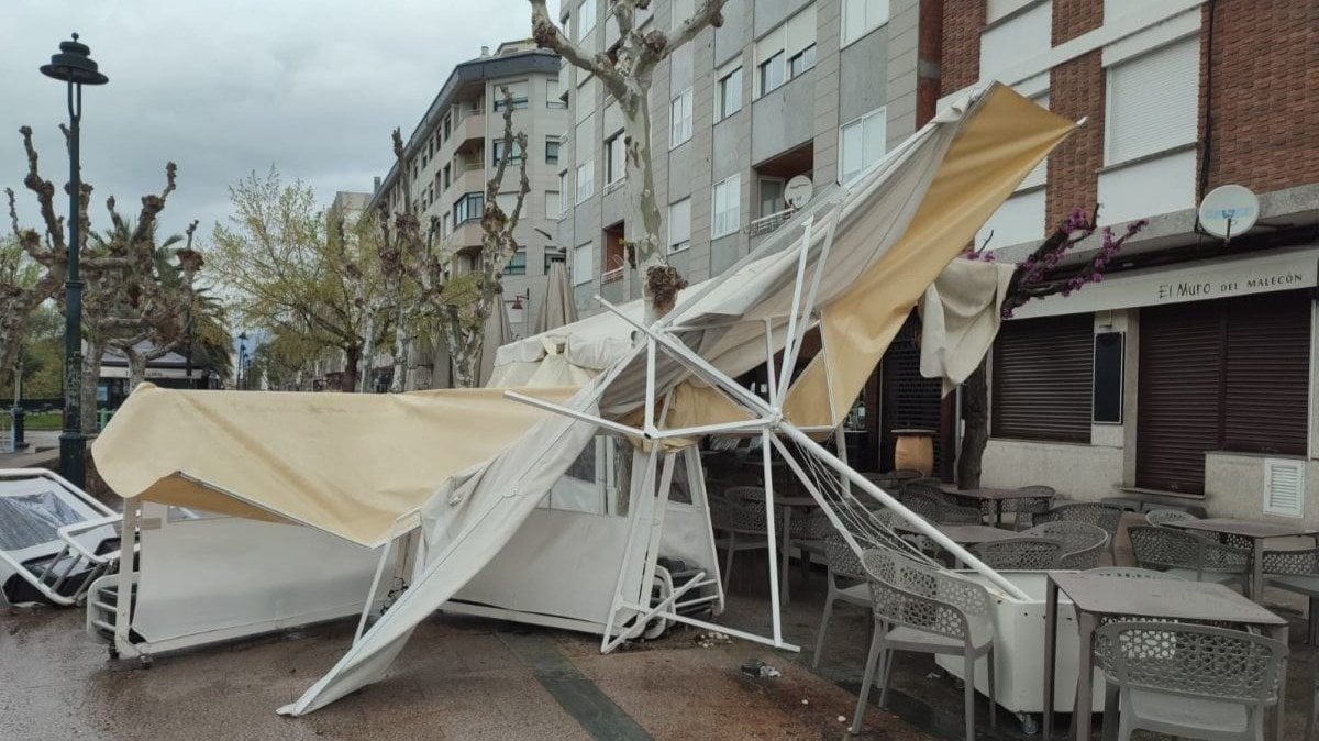 Así quedó la estructura y sombrillas de la terraza del bar afectado por el viento en O Barco (foto: J.C.)
