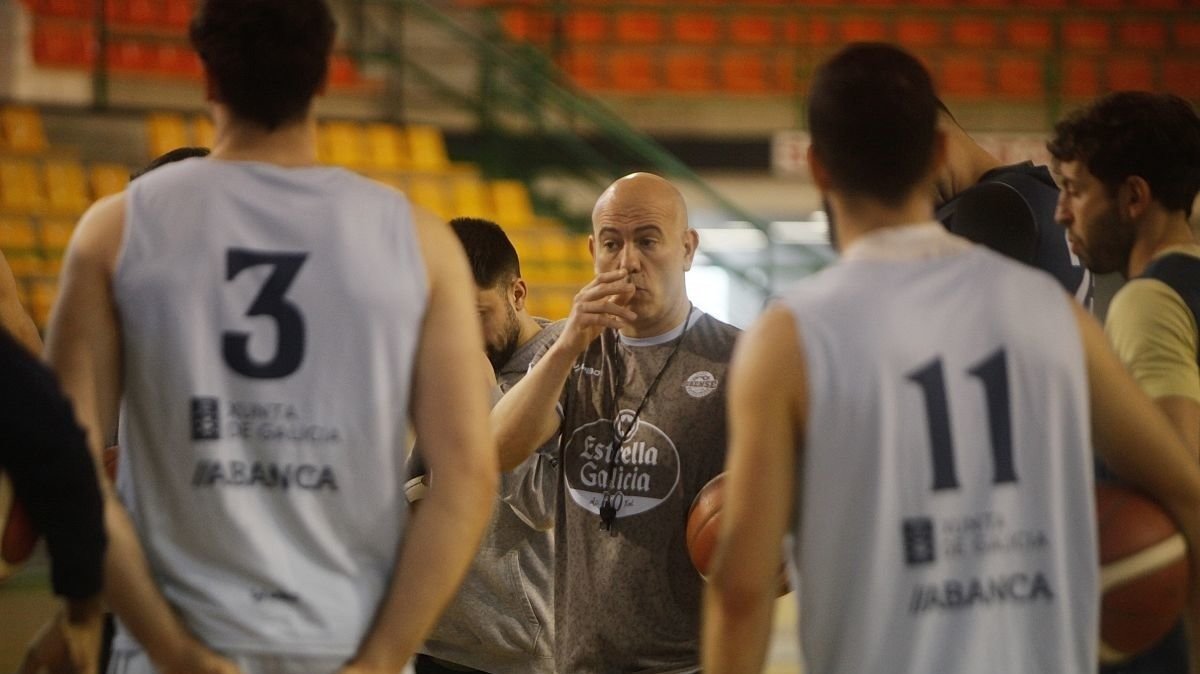 Félix Alonso habla con sus jugadores durante un entrenamiento en el Pazo.