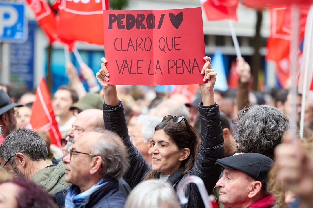 Simpatizante socialista con cartel de apoyo a Sánchez delante de la sede del PSOE en Ferraz
