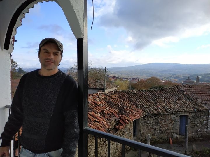 Juan Contreras en el balcÃ³n de su vivienda en A Obra, en un mirador hacia la villa de San Rosendo.