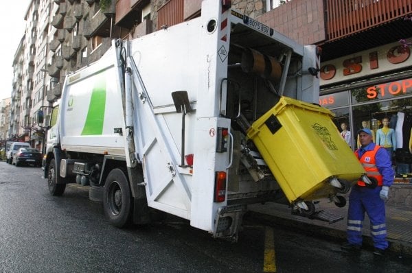 Urbaser realiza a recollida dos materiais de lixo separados nos seus respectivos contenedores.