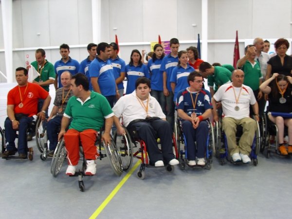 Oliver Rey -en el centro- con el resto de medallistas del Nacional de bádminton adaptado.