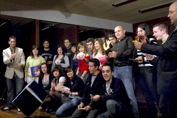 Un grupo de veinte alumnos de la universidad de Vigo, en Ourense, pasaron de aprendices a magos (Foto: EFE)
