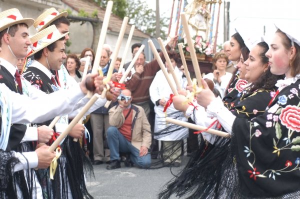 Una de las paradas para bailar los paleados fue frente al colegio público de Boborás. (Foto: Martiño Pinal)