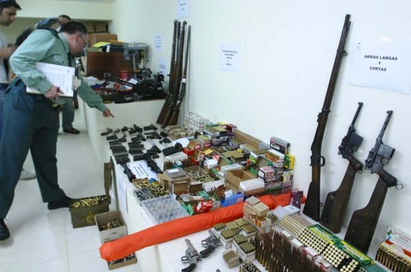 Un agente muestra el armamento intervenido durante la operación Espingarda. (Foto: Archivo)