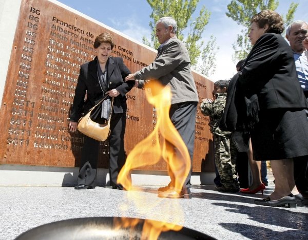 Monumento dedicado a las víctimas del Yak-42. (Foto: Santi Otero)