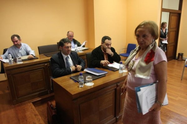La regidora pasa al lado del socialista antes del pleno. (Foto: Miguel Ángel.)