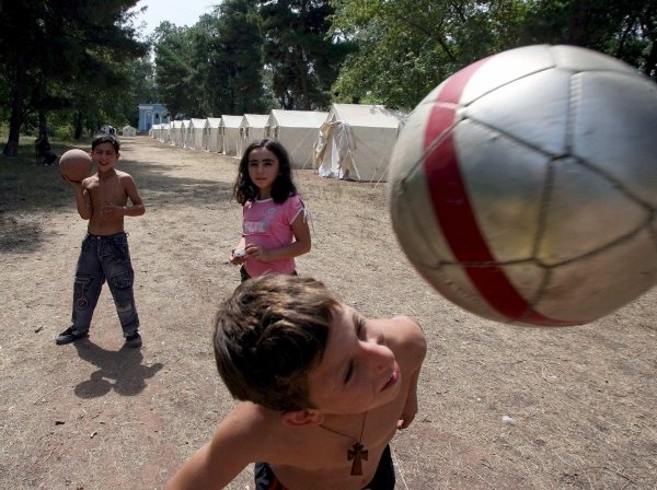 Niños georgianos juegan en un campo de refugiados de Rustavi. (Foto: Zurab Kurtsikidze)