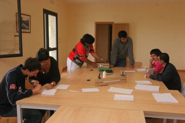  Los alumnos del curso de encuadernación en el local de que la Asociación Puzzle tiene en Roimelo. (Foto:  Marcos Atrio)