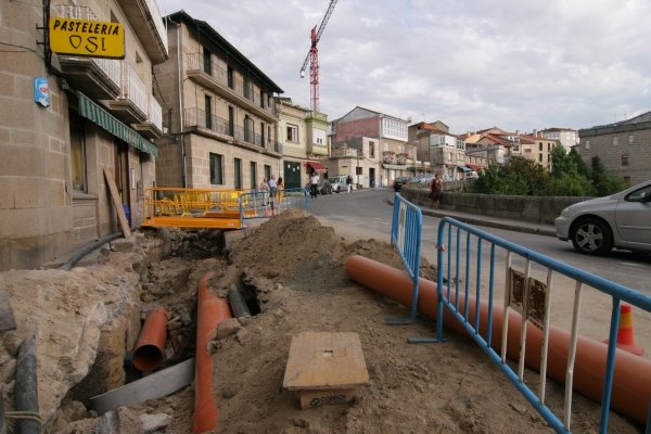 Las obras afectan a la carretera OU-302, la calle Emilia Pardo Bazán a su paso por la localidad.  (Foto: Marcos Atrio)