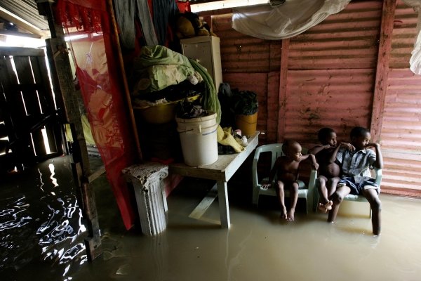 Tres hermanos permanecen en sus casas inundadas tras el paso de la tormenta tropical Gustav. (Foto: Orlando Barría)