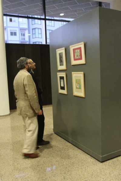Asistentes a la muestra observan los dibujos de Antón Risco. (Foto: Miguel Ángel)