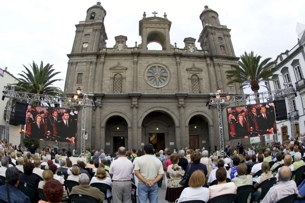 Muchas personas  siguieron desde el exterior de la catedral de Santa Ana de las Palmas, el segunod funeral por las víctimas de Barajas. (Foto: Ángel Medina)