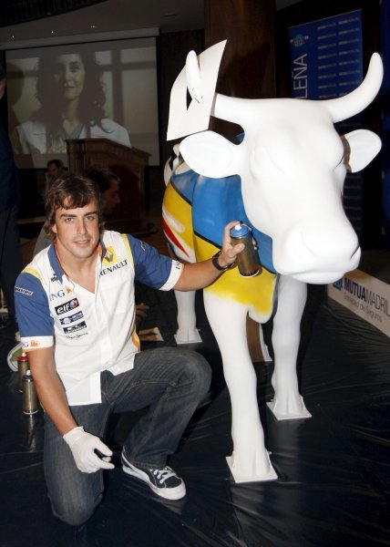 Fernando Alonso hizo su especial aportación a la 'Cow Parade'. (Foto: José Huesca)