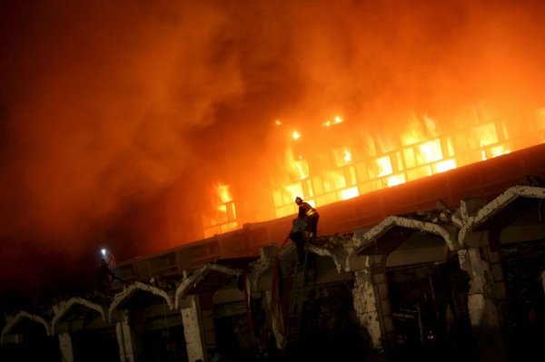 Vista del hotel Marriott, siendo devorado por las llamas. (Foto: Olivier Matthys)