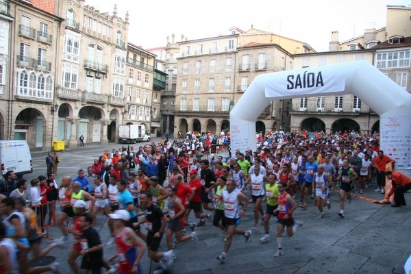 La Plaza Mayor de Ourense, repleta de los participantes en el II Maratón do Miño.  (Foto: Xesús Fariñas)