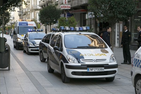 Varios coches de Policía, en la calle en la que se produjo la reyerta. (Foto: Sxenick)