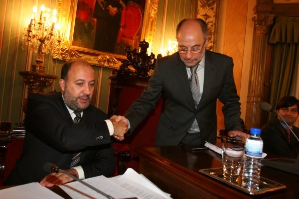 Sánchez Vidal y Francisco Rodríguez se saludan antes del inicio del pleno. (Foto: Xesús Fariñas)