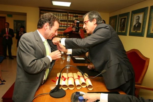 José Rojo recibe la insignia por sus 25 años de letrado. (Foto: Xesús Fariñas)