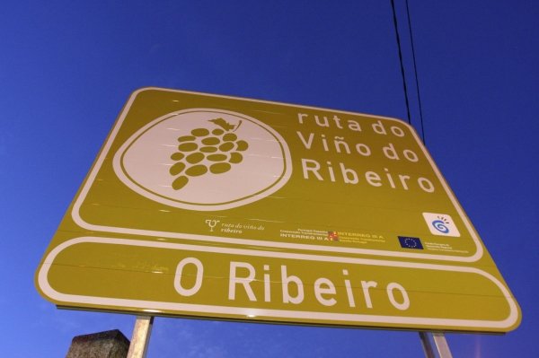  La señalización de la Ruta do Viño do Ribeiro, en la carretera de Ribadavia a Carballiño. (Foto: Miguel Angel)