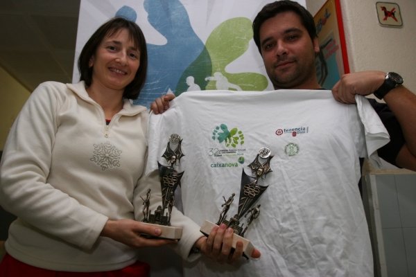 Marta Míguez, junto a los trofeos y la camiseta de la trigesimosegunda edición. (Foto: Xesús Fariñas)