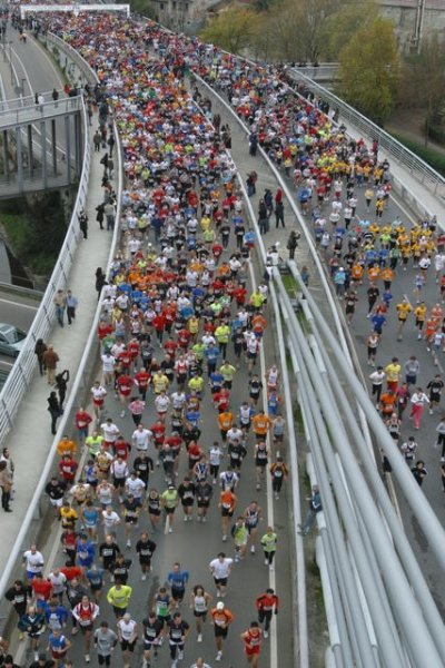 Vista de los corredores en el Puente Milenio. (Foto: José Paz)