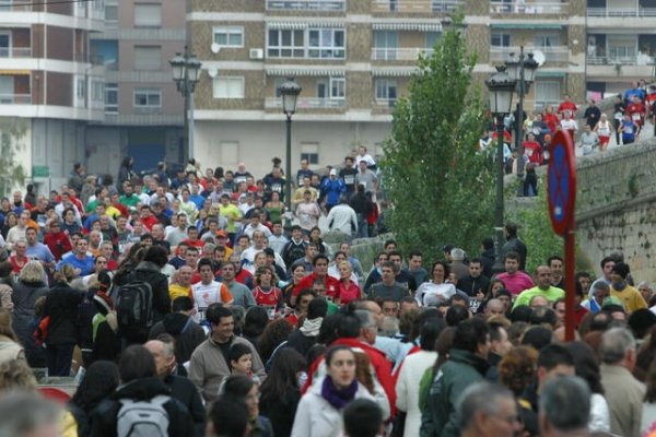 Los participantes atraviesan el puente romano durante la 32 edición de la popular ourensana. (Foto: José Paz)