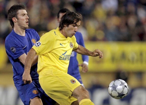 El centrocampista del Villarreal, Robert Pires, pelea un balón. (Foto: EFE)