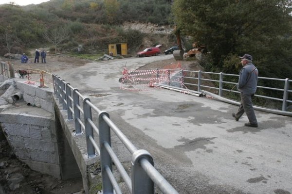 Un vecino atraviesa el puente del que se pretende, reducir el impacto del agua. (Foto: Miguel Ángel)