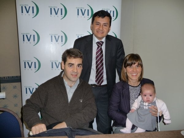 Inés, con sus padres y Elkin Muñoz, director del IVI de Vigo. (Foto: Landín)