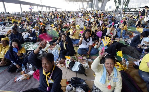 Manifestantes en el aeropuerto de Bangkok.