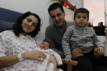Manuela Dapía y Juan Rubén Pardo Cid, con su hija recién nacida, Iris, en el CHOU. (Foto:  Xesús Fariñas )