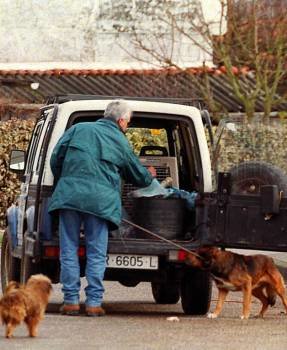  El antiguo lacero recoge dos perros abandonados en verano de 2002. (Foto: Archivo)