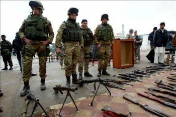 Soldados italianos de la Fuerza Internacional de Asistencia a la Seguridad (ISAF) inspeccionan las armas y la munición interceptada en las afueras de Herat.