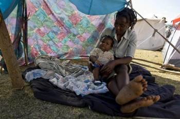 Una mujer y su hijo, en uno de los campamentos habilitados para los damnificados.