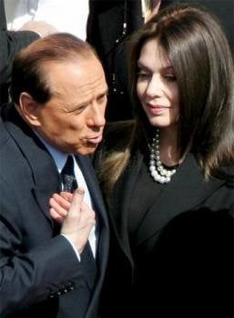 Berlusconi junto a su esposa.