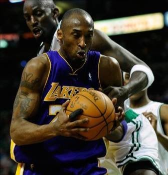 Kevin Garnett trata de quitarle el balón a Kobe Bryant. (Foto: C.J. Gunther)