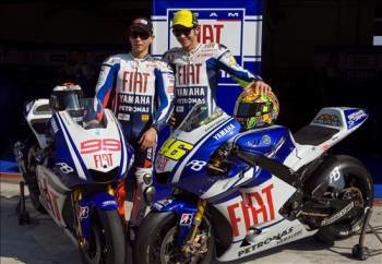Jorge Lorenzo y Valentino Rossi posan con sus nuevas motos para la temporada 2010. (Foto: Ahma Yusni)