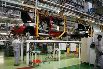 Un operario trabaja en la línea de montaje de la fábrica de Citroën en Vigo. (Foto: Archivo)