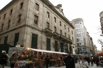 Edificio del antiguo Banco de España, ayer por la tarde, con los puestos del Entroido en su fachada del Paseo. (Foto: Miguel Ángel)