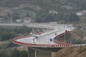 Víaducto sobre el río Miño de la autovía entre Santiago y Ourense, próximo al enlace con la A-52. (Foto: Miguel Ángel)