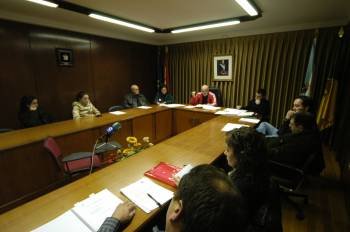 Cipriano Caamaño, en el centro, preside la sesión plenaria, ayer, en Boborás. (Foto: MARTIÑO PINAL)