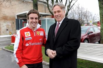 Alonso  posa junto al embajador de EE.UU. en Italia, David Thorne.
