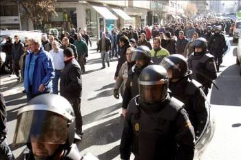 Los trabajadores del metal en huelga, rodeados de policías. (Foto: SALVADOR SAS)