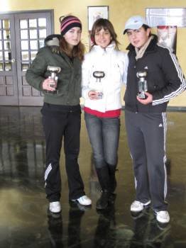   Nerea, Valeria y Susi, con los trofeos conseguidos en el Tecnifibre de Vigo. (Foto: ARCHIVO)