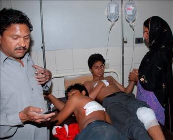 Dos jóvenes son atendidos en un hospital tras resultar heridos en la explosión de dos bombas suicidas. (Foto: RAHAT DAR)