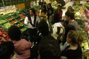 Los universitarios emancipados aprenden a realizar adecuadamente la compra en un centro comercial de la ciudad. (Foto: MARTIÑO PINAL)