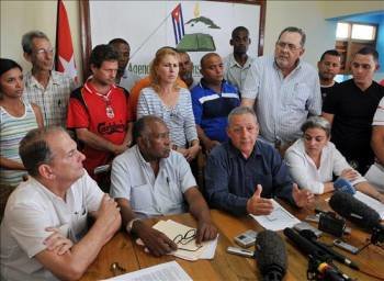Un grupo de opositores cubanos presentando su propuesta. (Foto: ALEJANDRO ERNESTO)
