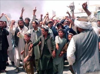 Un grupo de afganos gritan lemas para condener los supuestos disparos de las fuerzas de la OTAN contra un autobús en la provincia de Kandahar. (Foto: EFE)